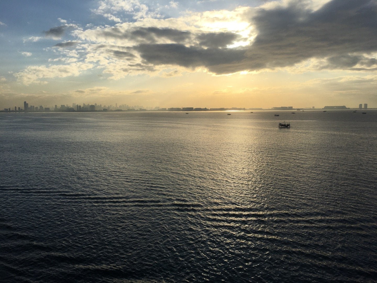 Amanecer en la bahía de Manila