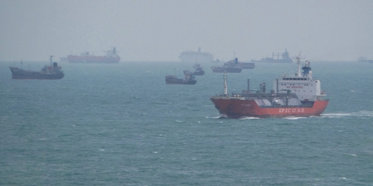 Trafico naval en el estrecho de Singapur