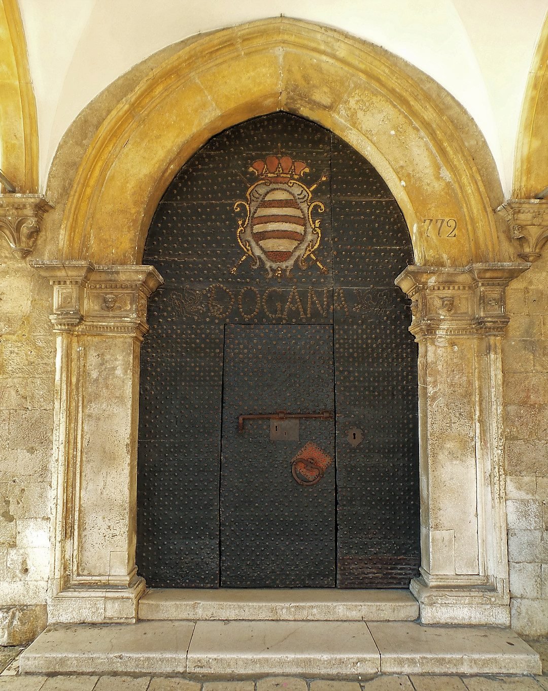 Puerta del Palacio Sponza