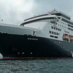 El MS Maasdam fondeado frente a Korsakov