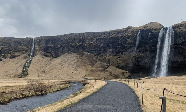 A solas en Seljalandsfoss