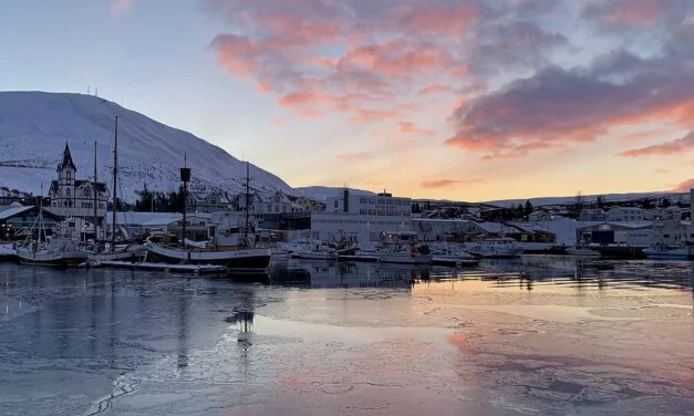 Amanecer en el puerto de Húsavík