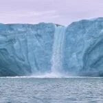 Frente a la cascada