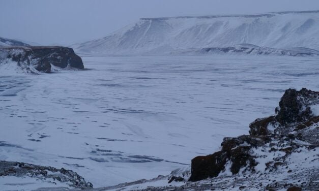 El lago Kleifarvatn en invierno