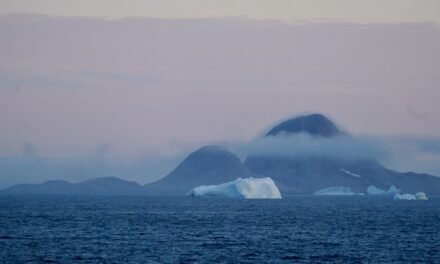 Un viaje en ferri hacia la Groenlandia ártica.