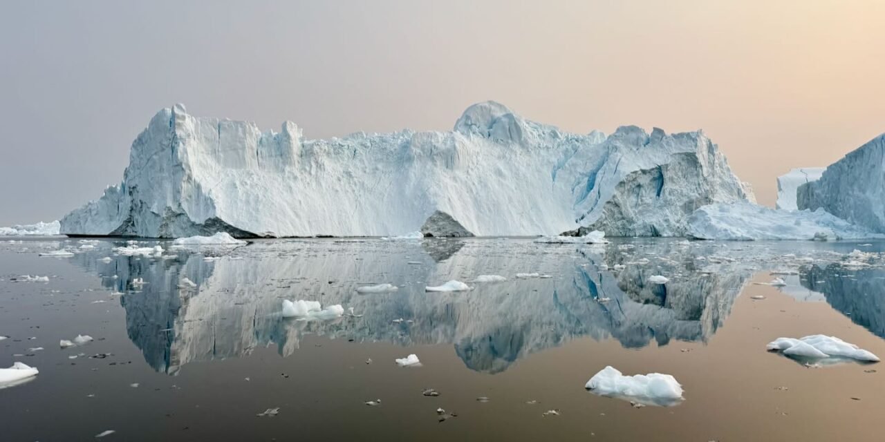 Un mágico atardecer frente al fiordo de hielo