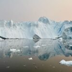 Un mágico atardecer frente al fiordo de hielo