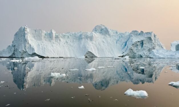 Un mágico atardecer frente al fiordo de hielo
