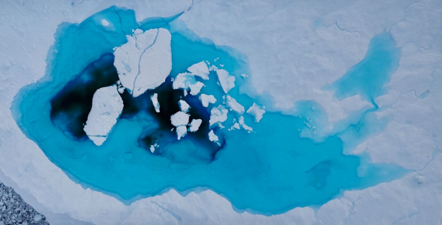 Una laguna sobre el iceberg