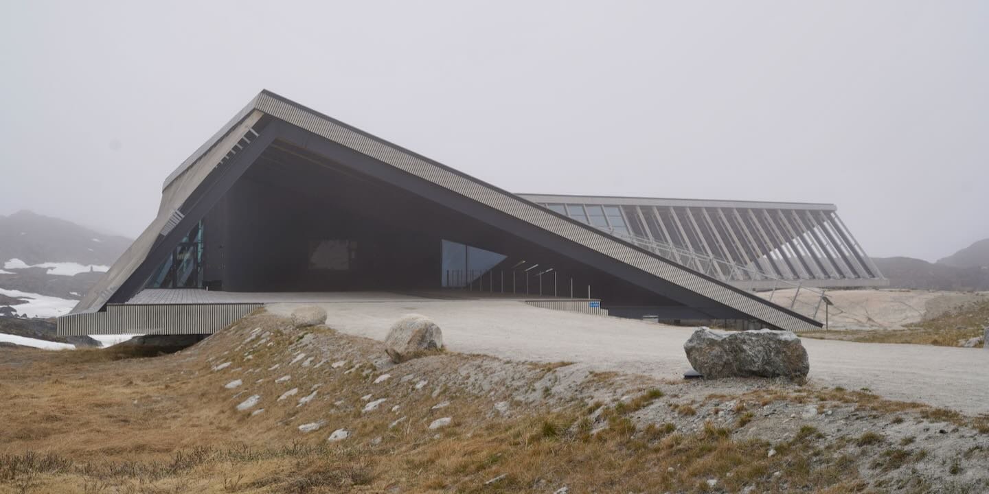 El Icefjord Centre entre la niebla