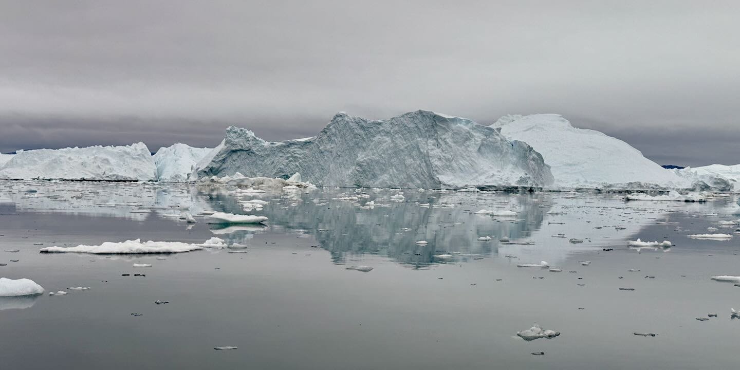 Frente a los icebergs del Kangia