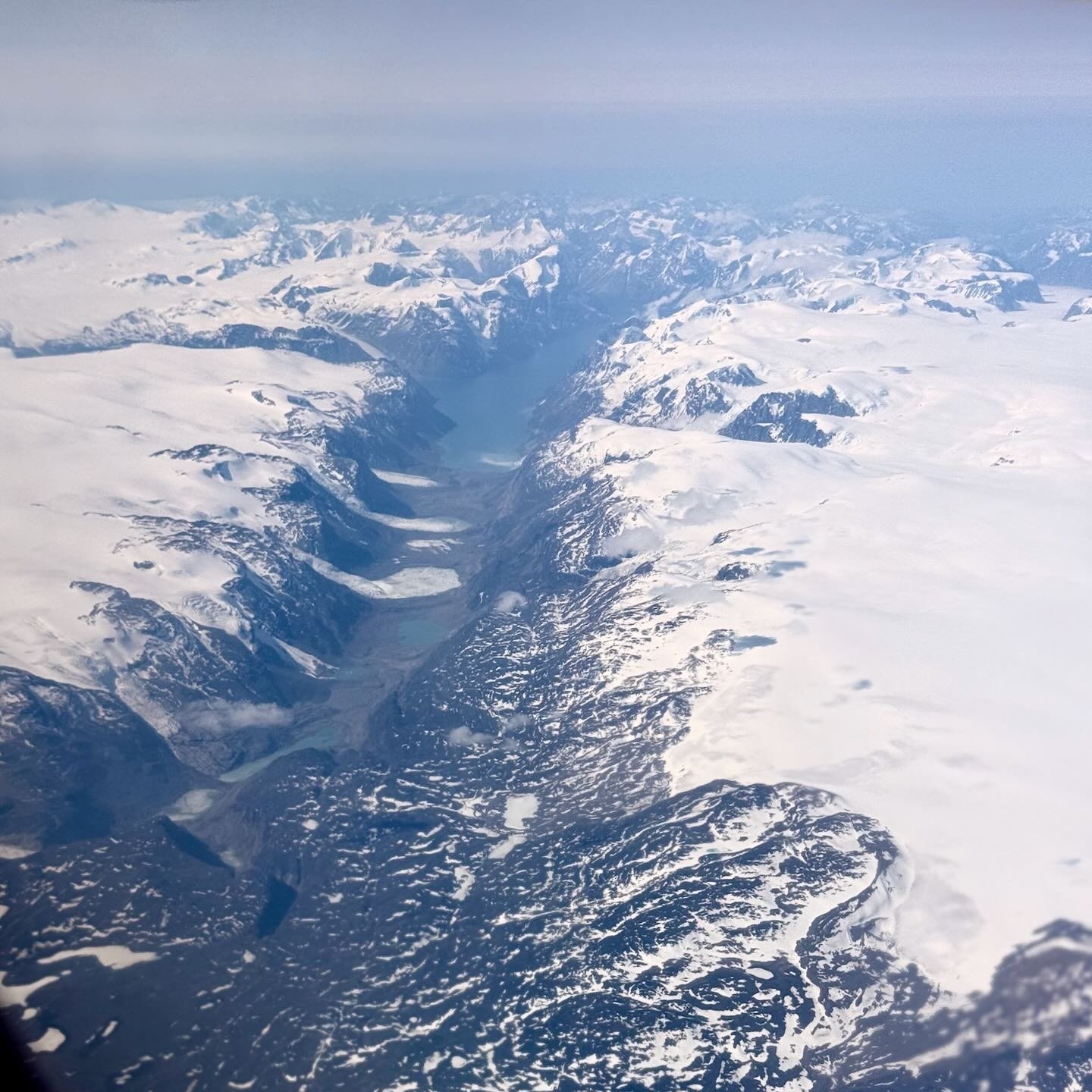Un valle entre glaciares
