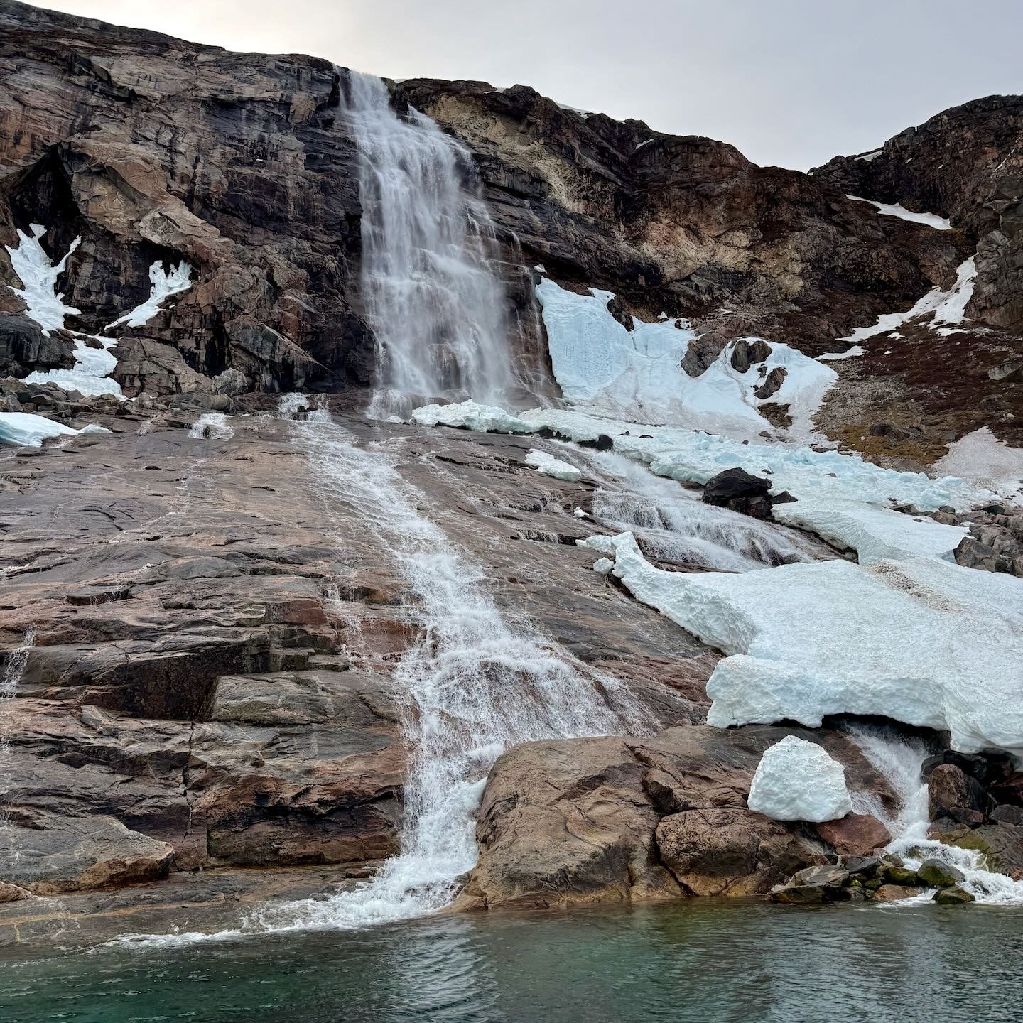 Una pausa frente a la cascada