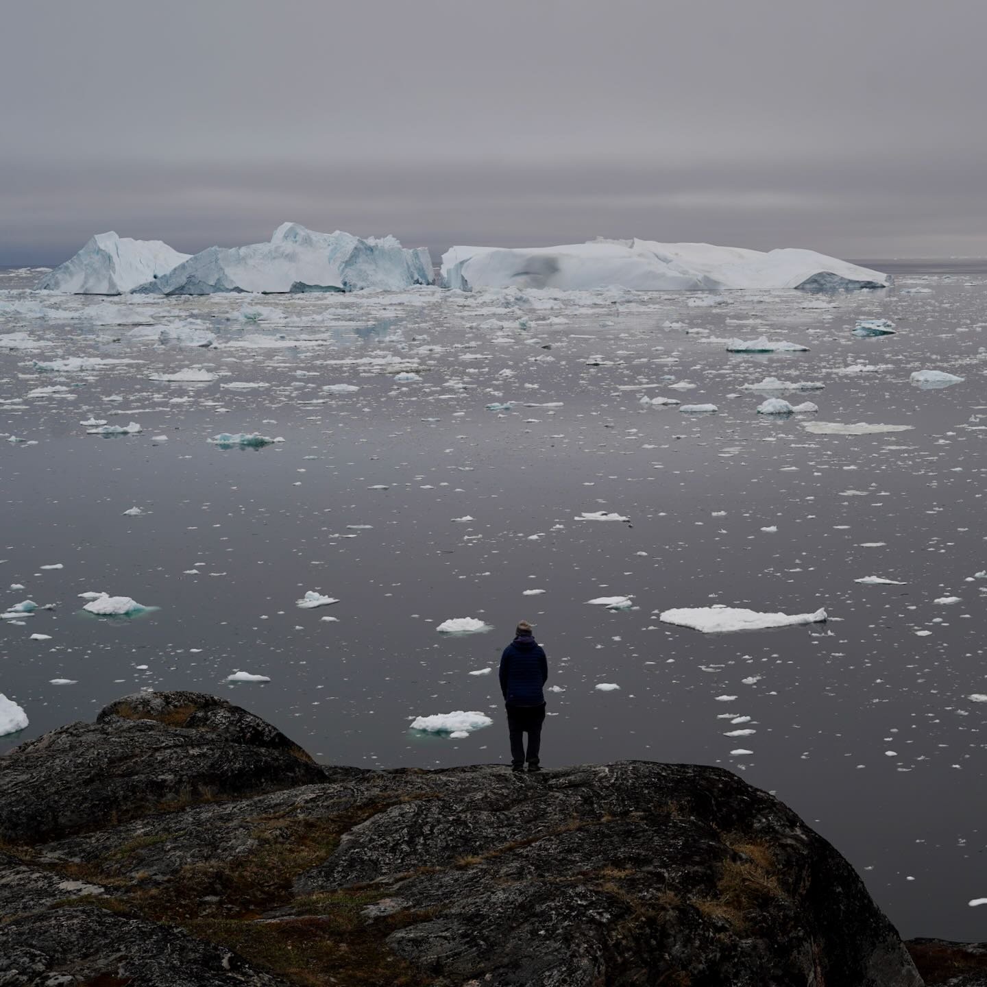 Volando el dron hacia los icebergs