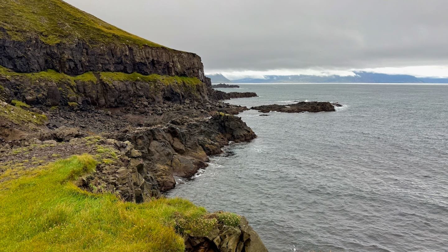 La costa, más allá de Dalatangi