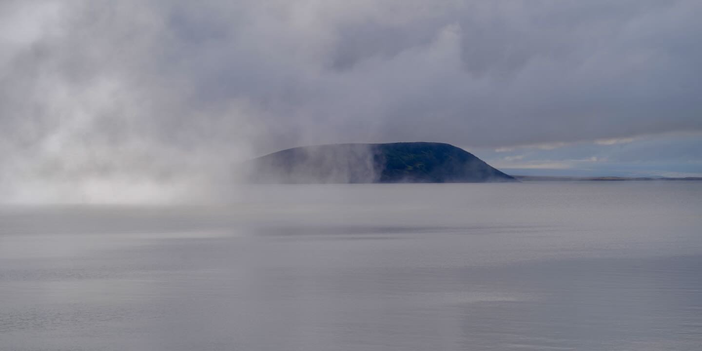 Sol y niebla en Hálslón