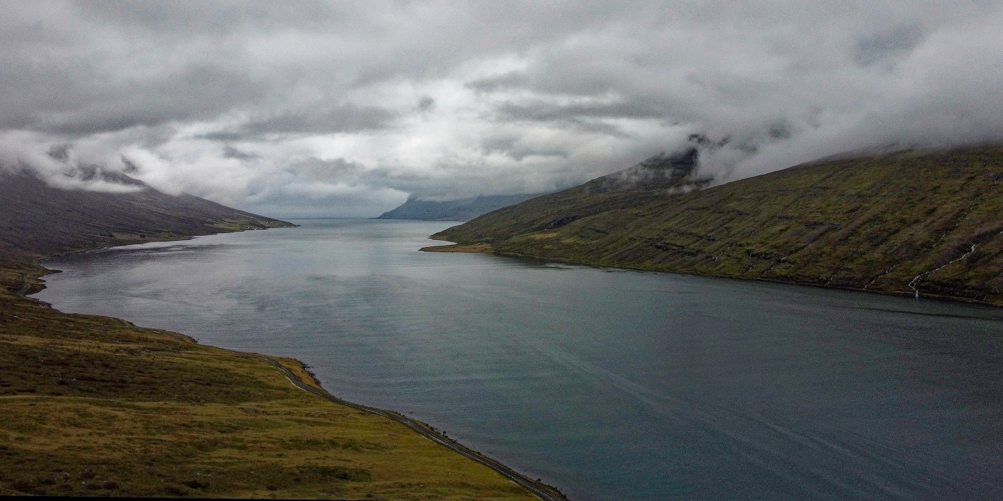 Volando sobre el Mjóifjörður