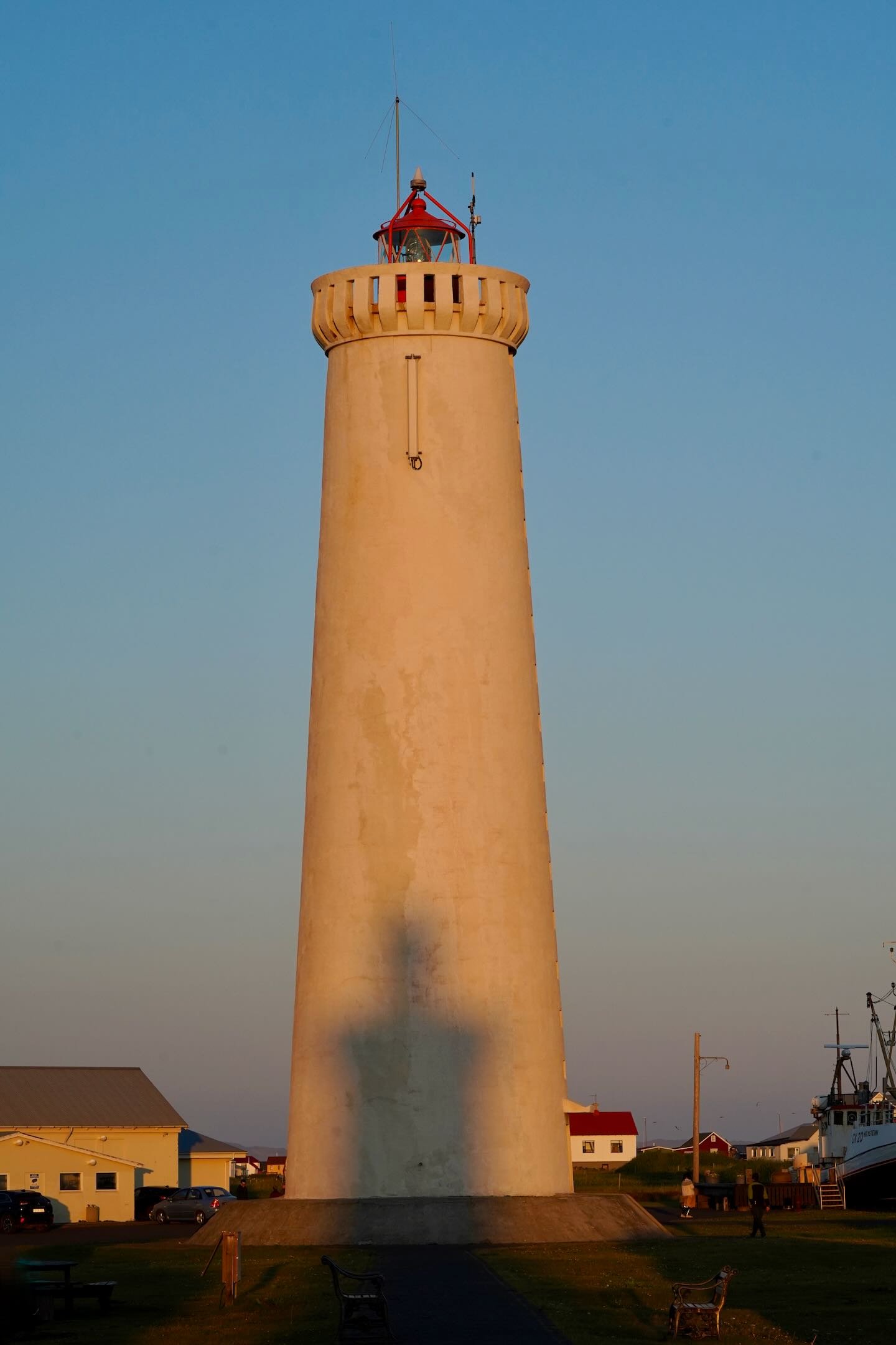 La sombra del antiguo faro de Garðskagi sobre el nuevo