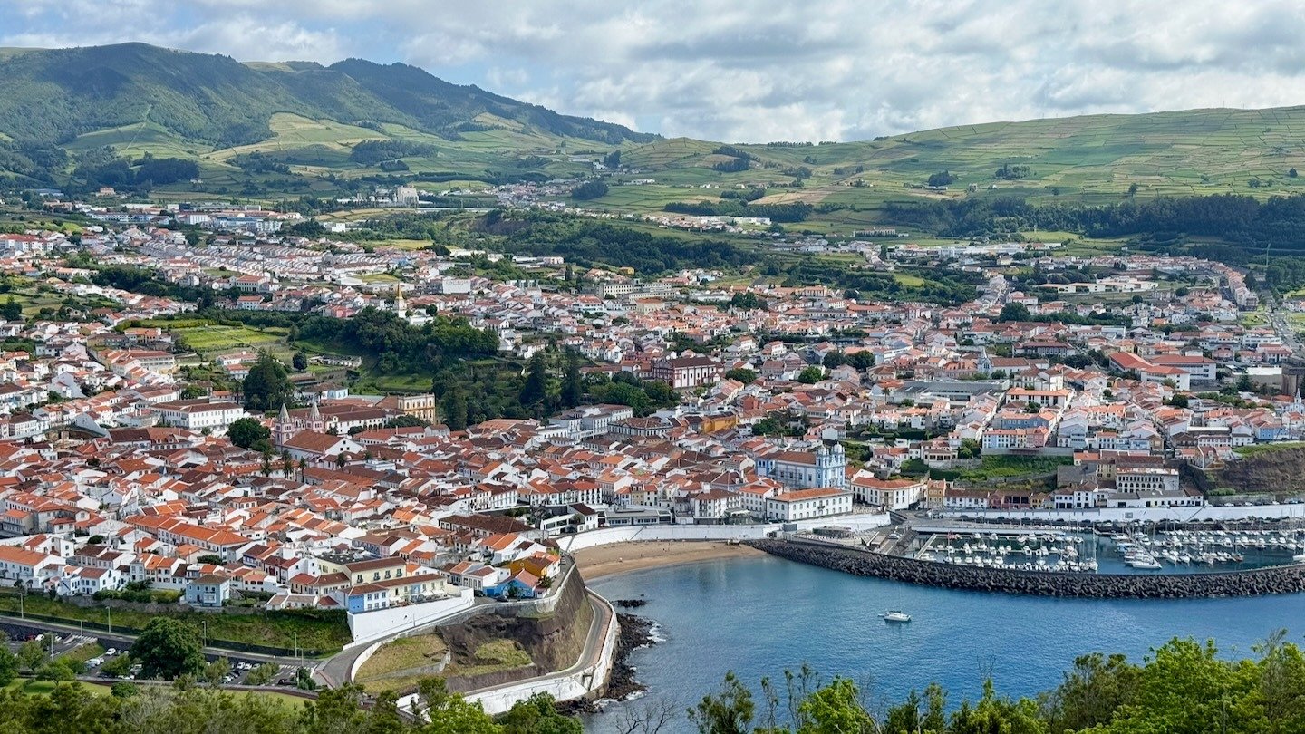 Angra do Heroísmo desde el monte Brasil