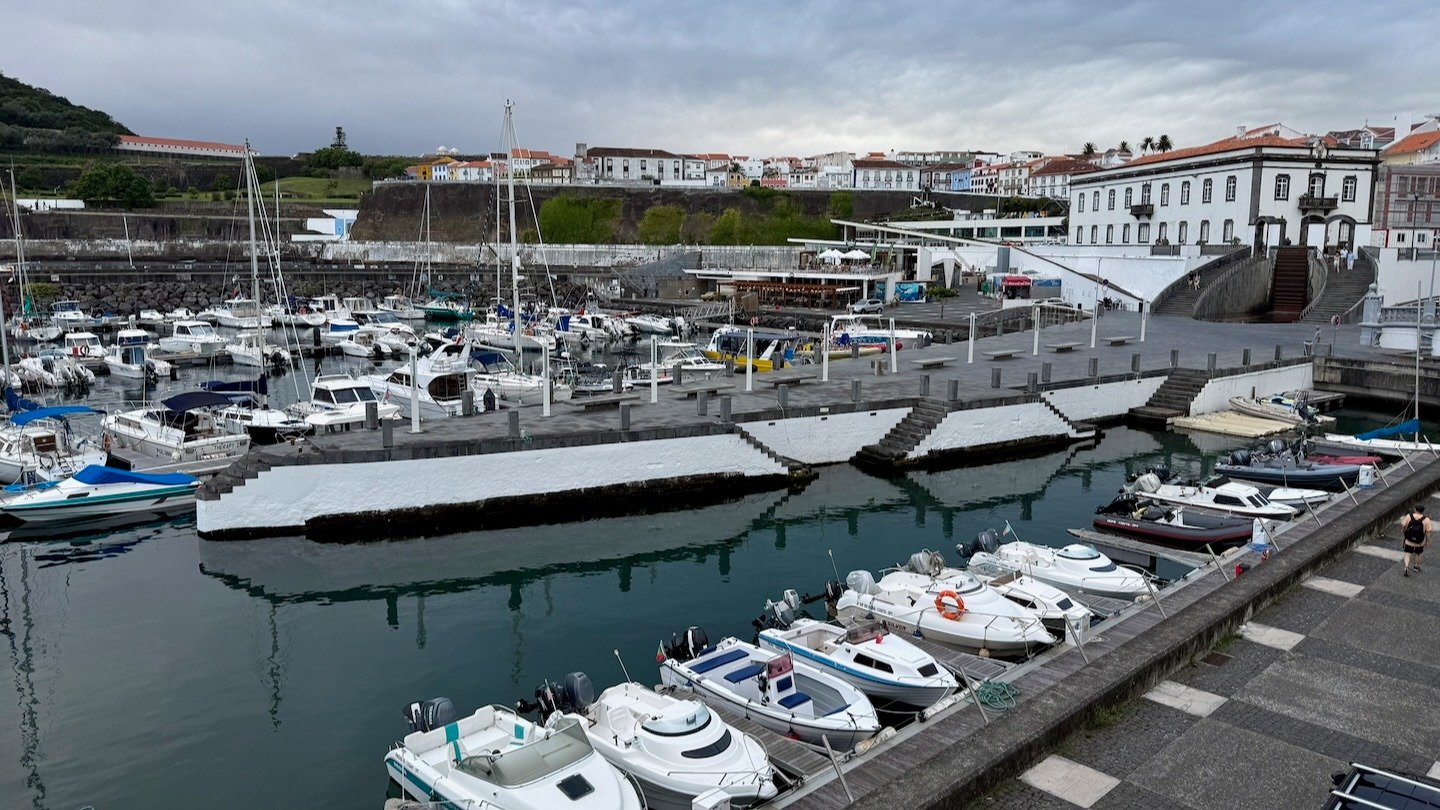 Junto al puerto de Angra do Heroísmo